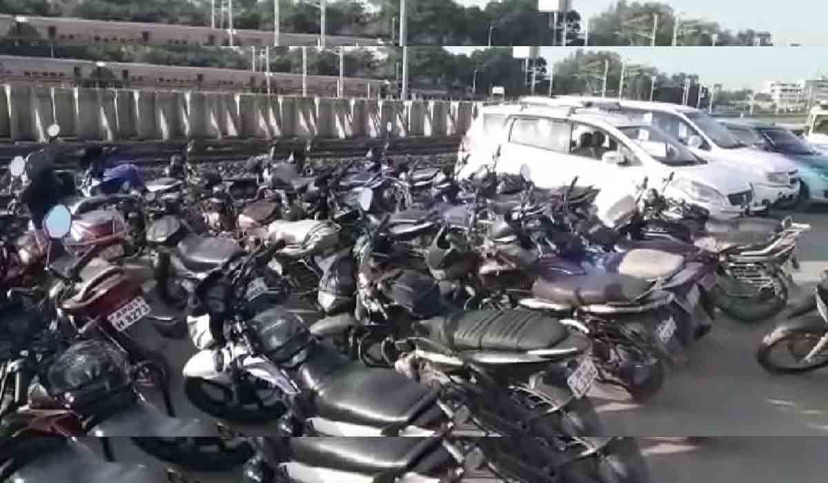 ఆదిలాబాద్‌లో కార్డన్‌ సెర్చ్‌.. భారీగా వాహనాలు సీజ్‌