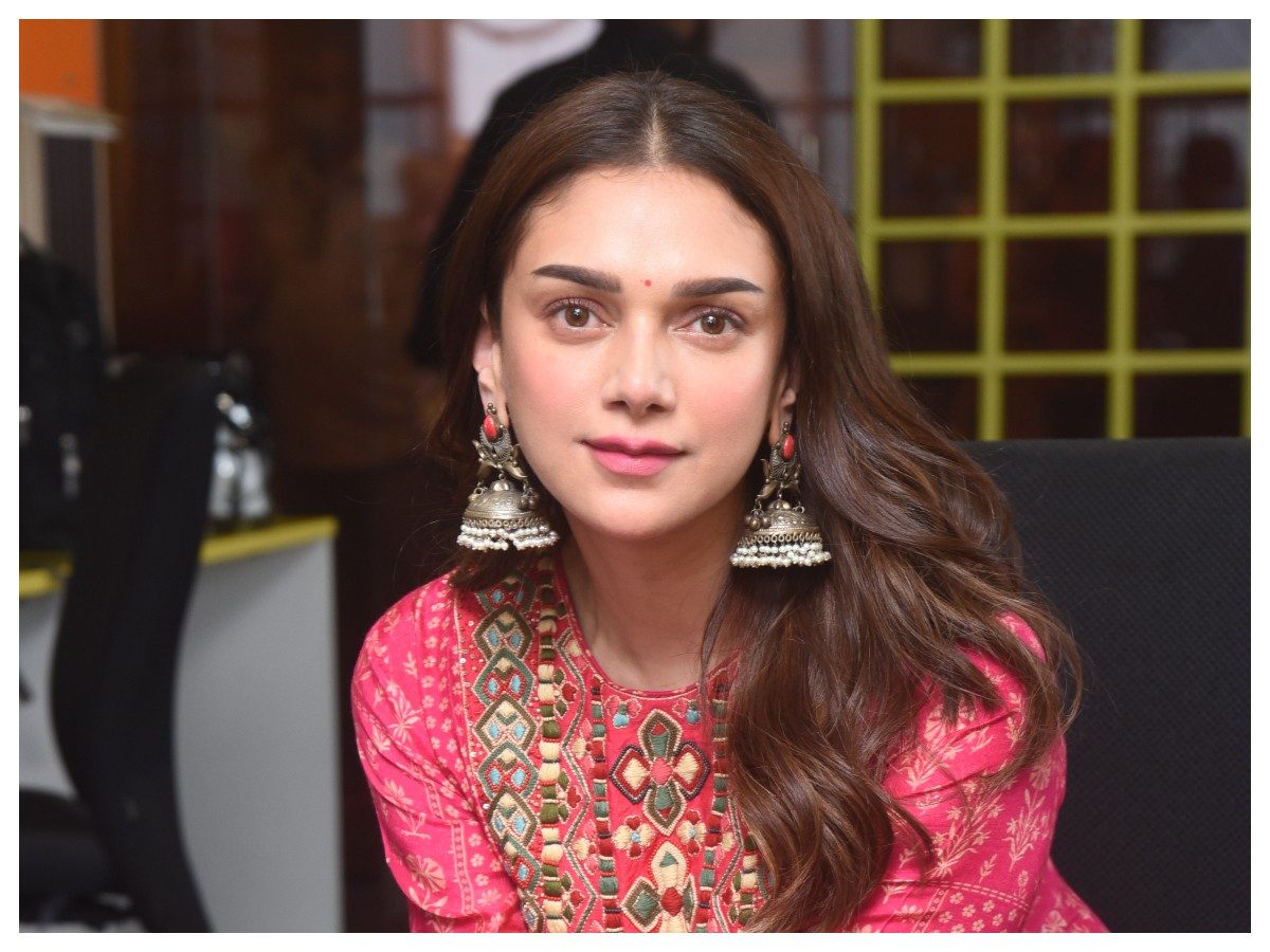Aditi Rao Hydari | పింక్‌ డ్రెస్‌లో అదితి రావు స్టిల్స్‌..