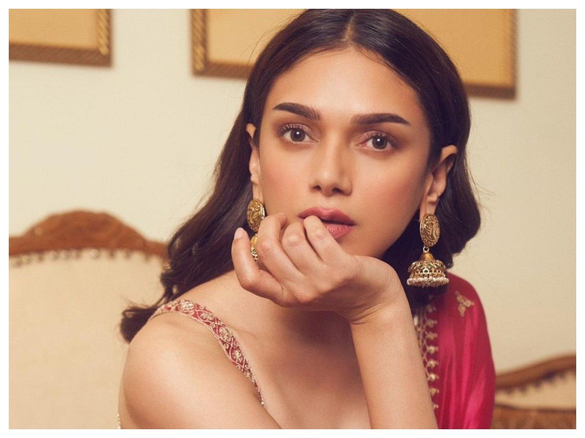 Aditi Rao Hydari | అదితిరావు గ్లామర్ ఫొటోలు..