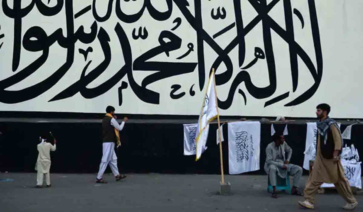 జీతాలు చెల్లించండి మహాప్రభో.. రోడ్డెక్కిన టీచర్లు