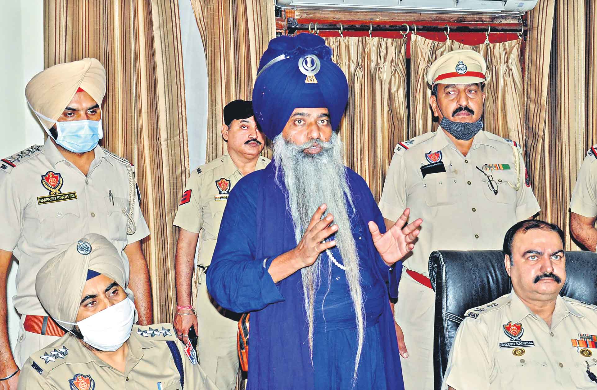 చేతిని నరికేసి.. 10 సార్లు పొడిచి