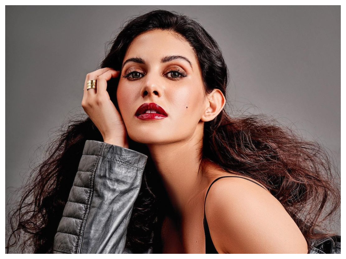 Amyra Dastur | అమైరా ద‌స్తూర్  అందాలకు సాహో అనాల్సిందే..