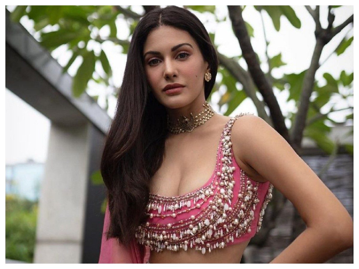 Amyra Dastur | అమైరా దస్తూర్ గ్లామర్ షో..