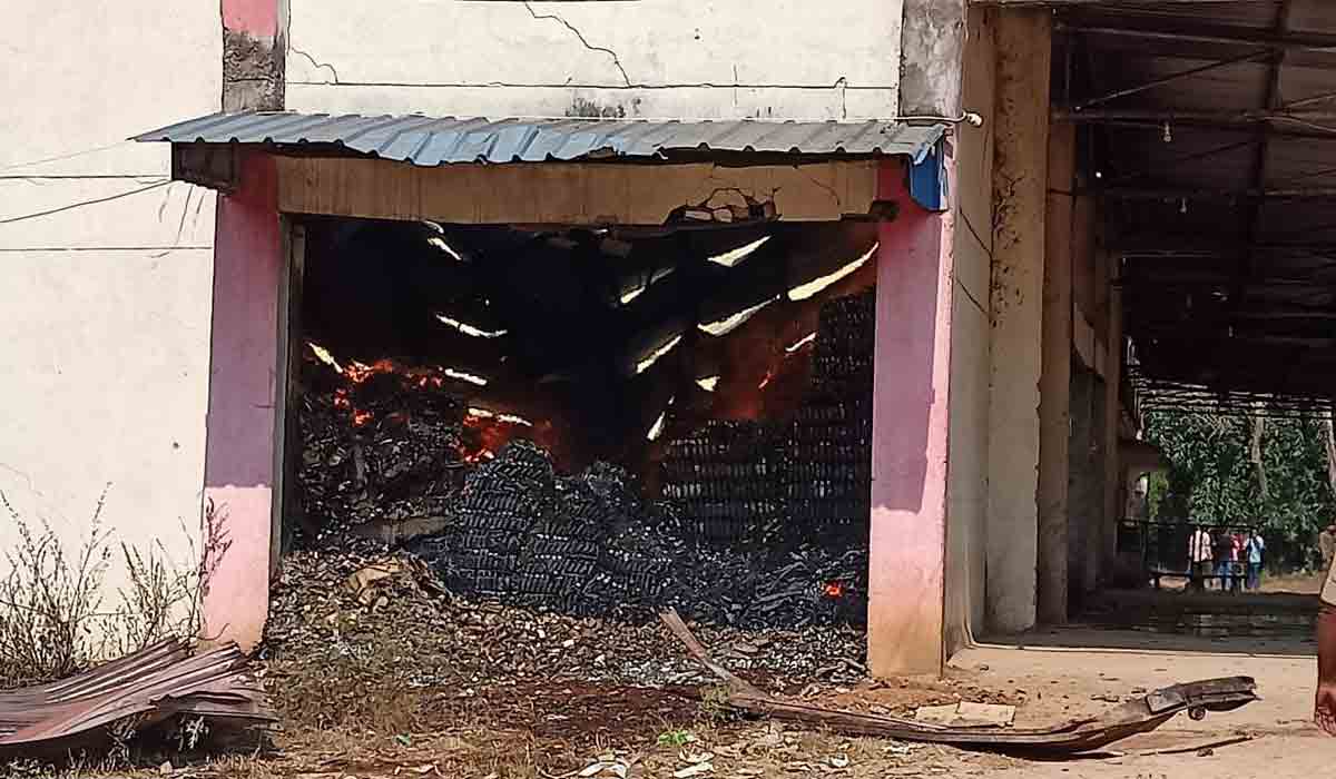 ఉట్నూర్‌ మద్యం డిపోలో భారీ అగ్నిప్రమాదం