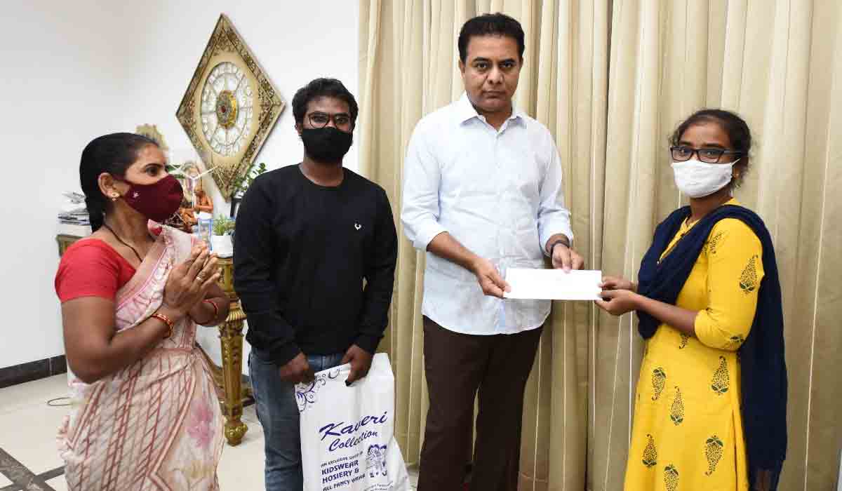 గిరిజ‌న వైద్య విద్యార్థినికి మంత్రి కేటీఆర్ ఆర్థిక సాయం