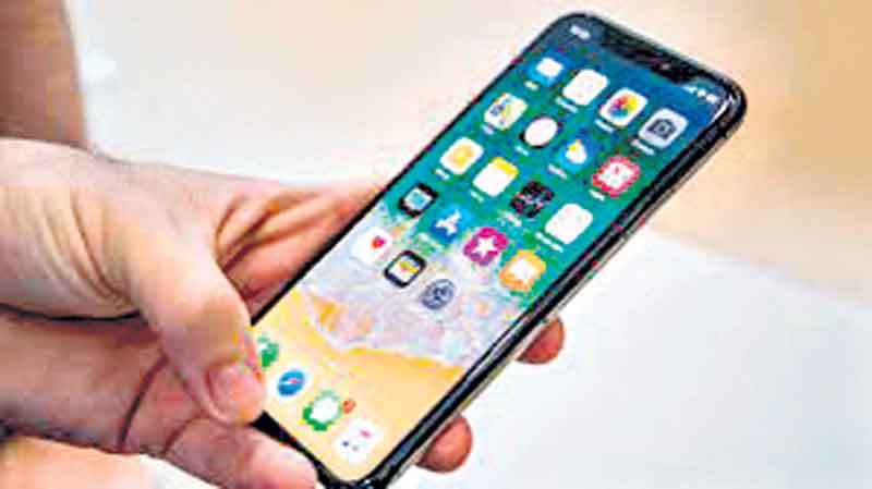 స్మార్ట్‌ఫోన్లలో మునిగిపోతున్న జనం.. యాప్‌లోనే కాలక్షేపం!