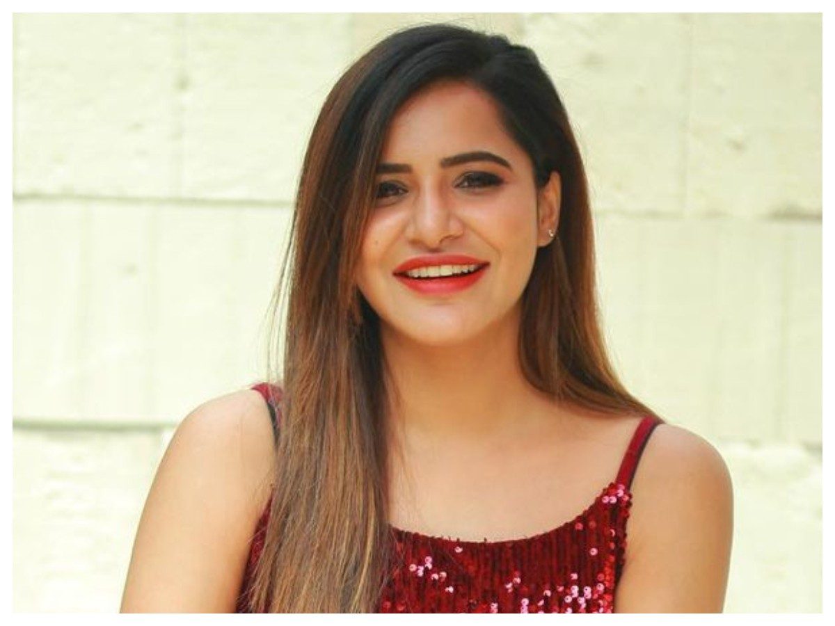 Ashu Reddy | మెరున్ డ్రెస్‌లో మెరిసిపోతున్న అషు రెడ్డి..