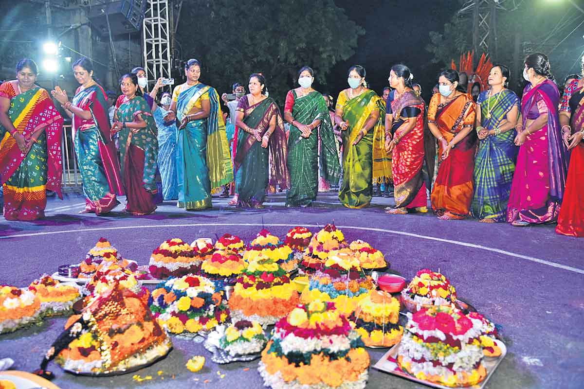 నేత్రపర్వంగా సద్దుల బతుకమ్మ..