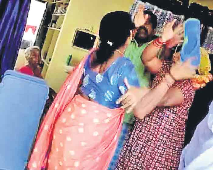 బీజేపీ కార్పొరేటర్‌ భర్తపై దాడి