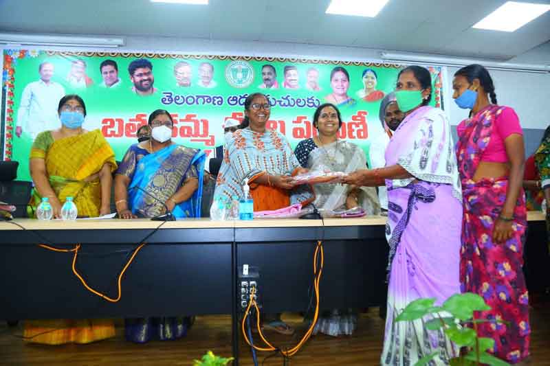 ఊరూరా బతుకమ్మ చీరెల పంపిణీ