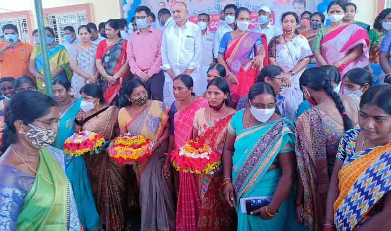 ఆడబిడ్డలకు బతుకమ్మ సారె