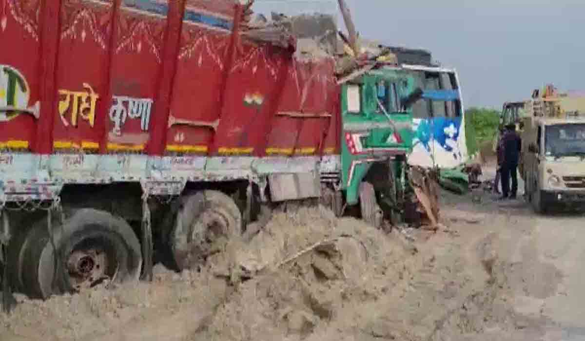 Uttar pradesh | బస్సు, ట్రక్కు ఢీ.. తొమ్మిది మంది మృతి