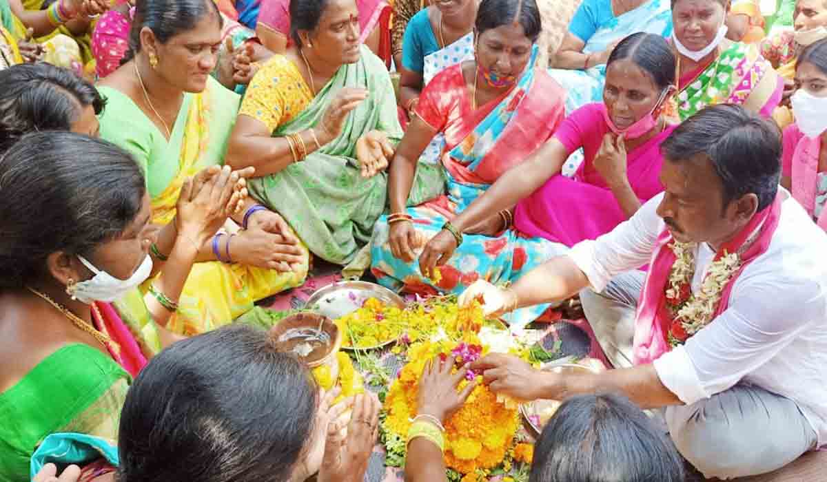 Huzurabad | హోరెత్తుతున్న హుజూరాబాద్ ప్ర‌చారం.. గెల్లు శ్రీ‌నివాస్‌కు అడుగ‌డుగునా నీరాజ‌నం (ఫొటోలు)