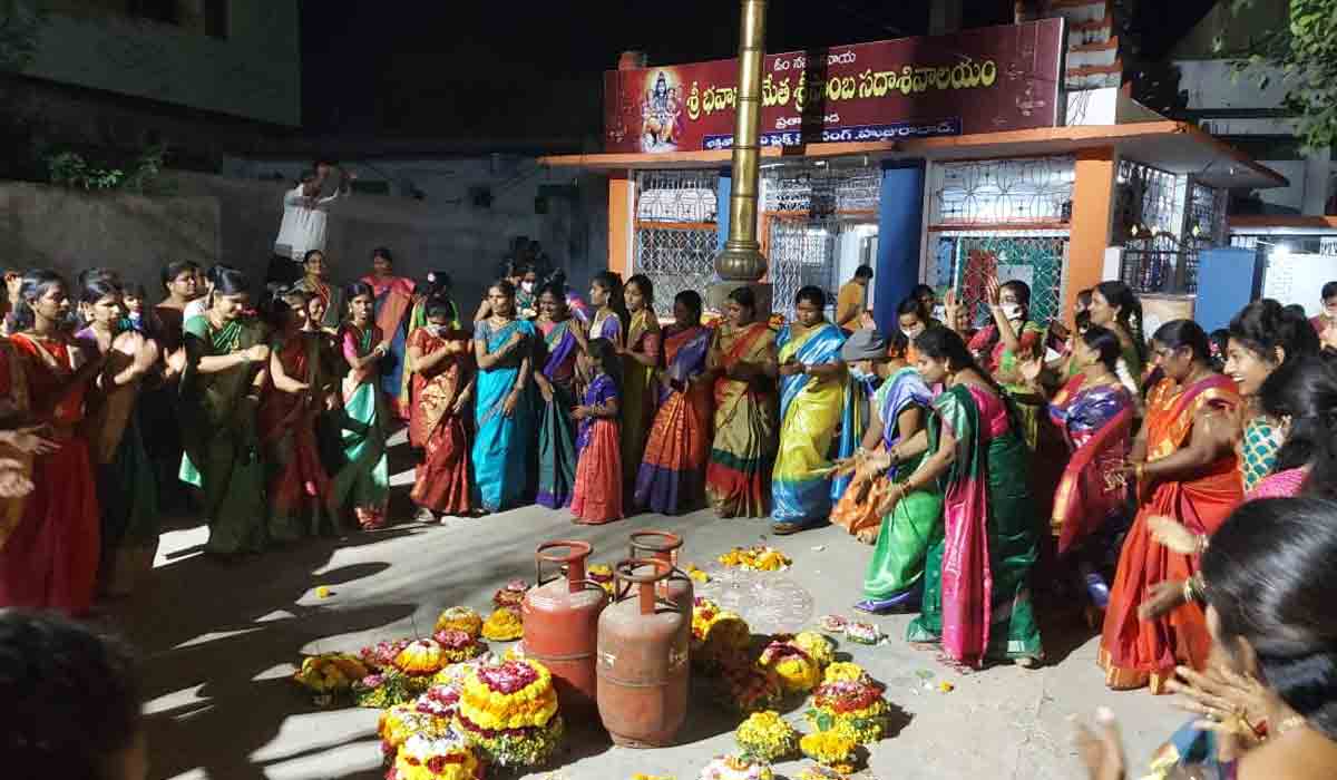 కేంద్రం తీరును నిరసిస్తూ.. బతుకమ్మల మధ్య సిలిండర్లు పెట్టి మహిళల నిరసన