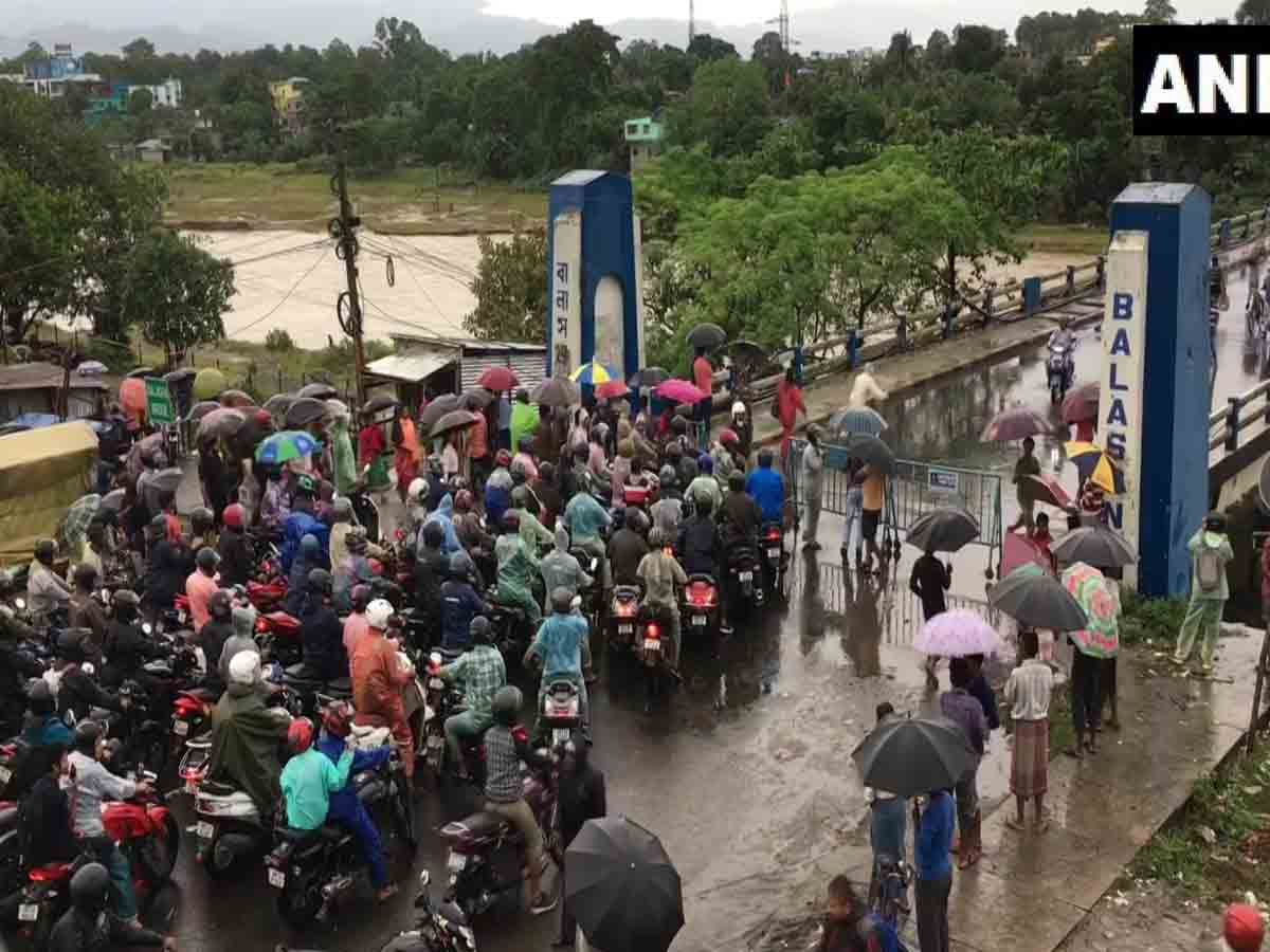 కుంగిన వంతెన పిల్లర్‌.. వాహనాల రాకపోకలు నిలిపివేత