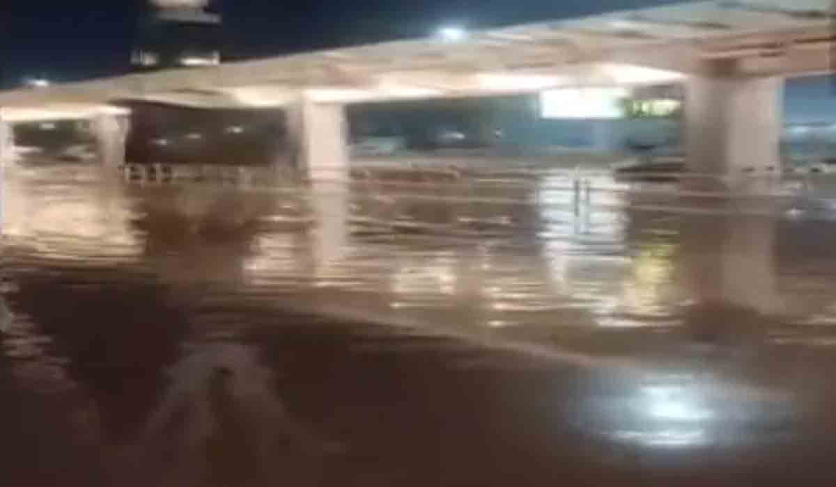 వ‌ర‌ద నీటిలో బెంగ‌ళూరు ఎయిర్‌పోర్టు ప‌రిస‌రాలు..