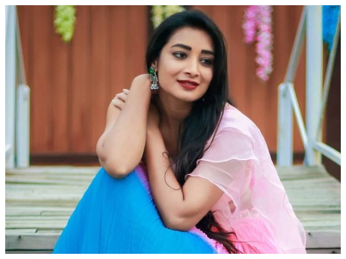 Bhanu Shree | బ్యూటిఫుల్ ఔట్‌ఫిట్ డ్రెస్‌లో భాను శ్రీ హొయలు..