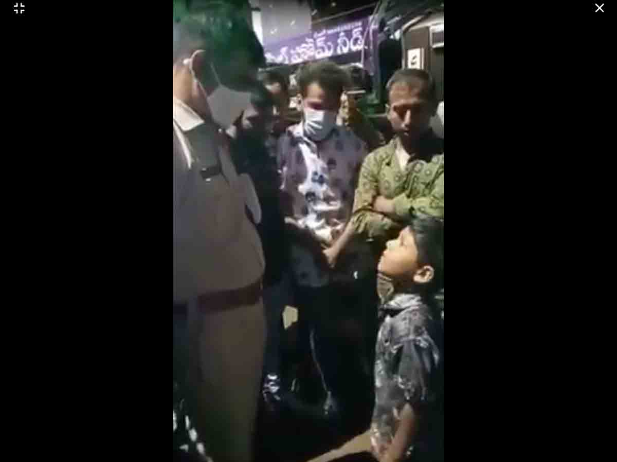 Viral video: చూడ్డానికి ఆరేండ్ల బుడ‌త‌డే.. కానీ పోలీసుల‌తో ధైర్యంగా వాద‌న‌..!