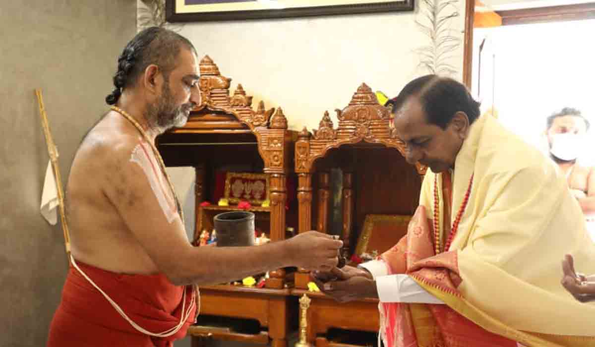 CM KCR | చిన‌జీయ‌ర్ స్వామిని కుటుంబ స‌మేతంగా క‌లిసిన సీఎం కేసీఆర్