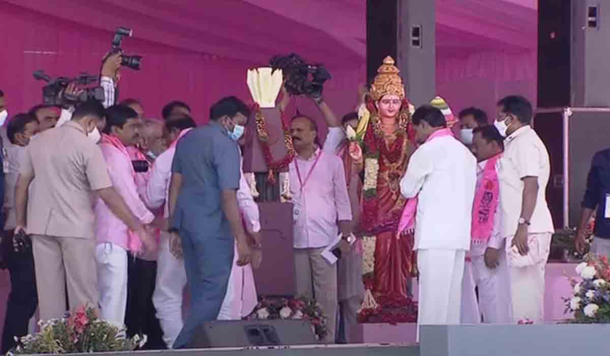TRS Plenary | అమ‌ర‌వీరుల స్థూపానికి నివాళుల‌ర్పించిన సీఎం కేసీఆర్
