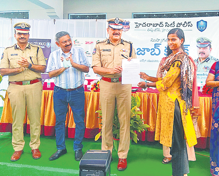 వెయ్యి మైళ్ల దూరమైనా.. ఒక్క అడుగుతోనే..