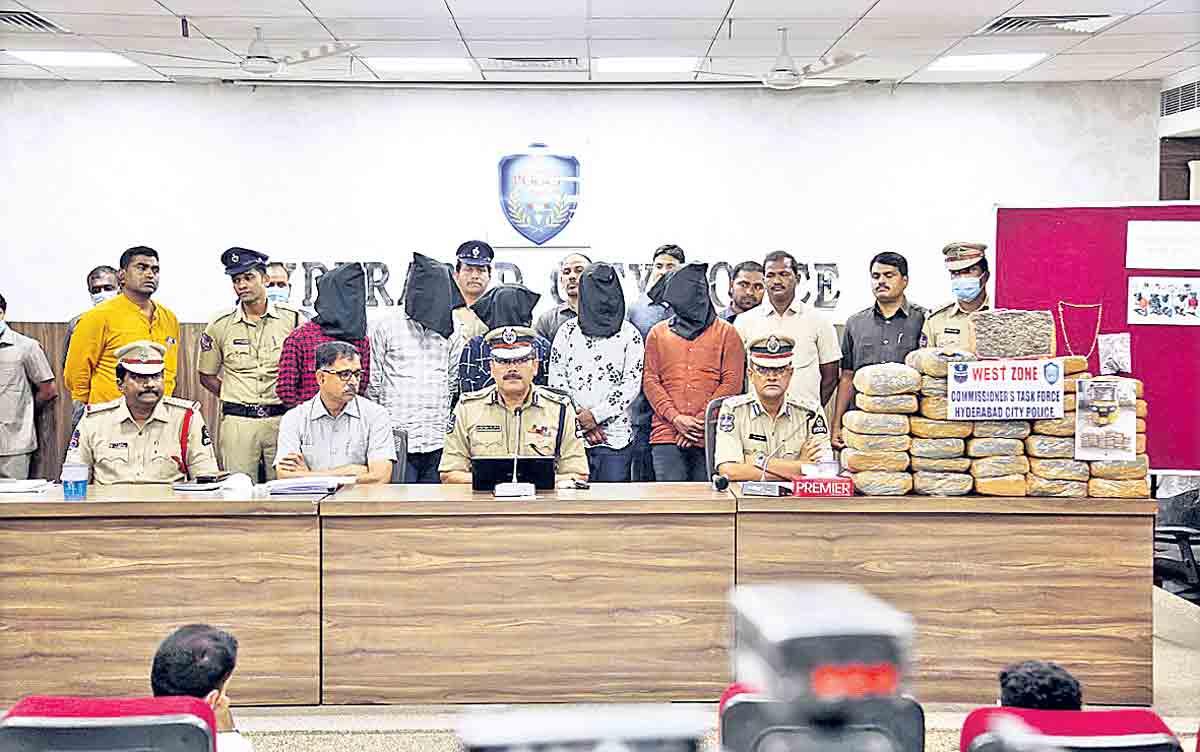 ఢీకొట్టి.. గొడవపడి.. దోచేశారు..