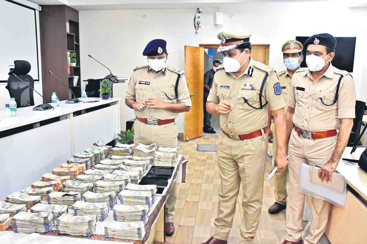 పట్టుసాధించి..బెట్టింగ్‌ దందా..