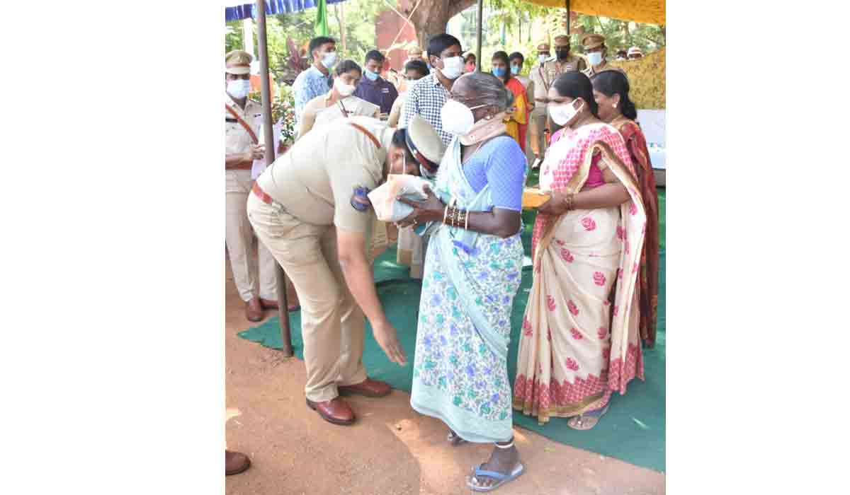 హోంగార్డు త‌ల్లికి సీపీ మ‌హేశ్ భ‌గ‌వ‌త్ పాదాభివంద‌నం.. వీడియో