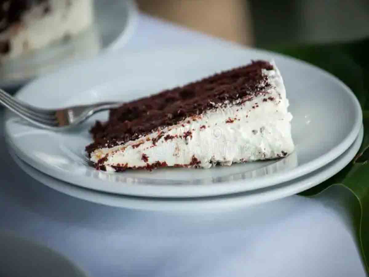 వెడ్డింగ్‌ కేక్‌ ముక్క అదనంగా తిన్న గెస్ట్‌.. రూ.366 చెల్లించాలన్న కొత్త జంట