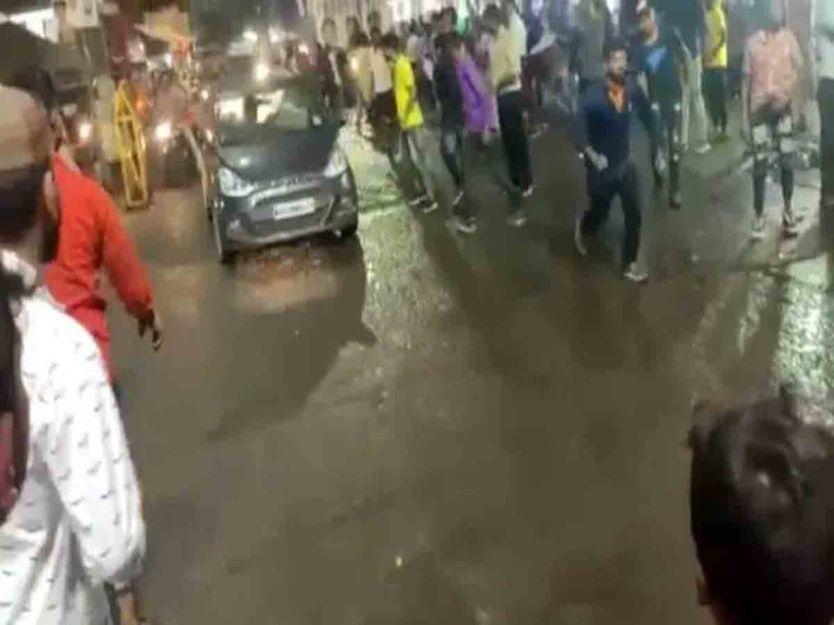 దుర్గా విగ్రహాల నిమజ్జనం గుంపుపైకి దూసుకెళ్లిన కారు