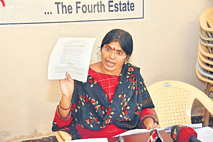 అపరిచితుడు రాజేందర్‌.. పౌరసరఫరాల మంత్రిగా కోట్లు కాజేశాడు