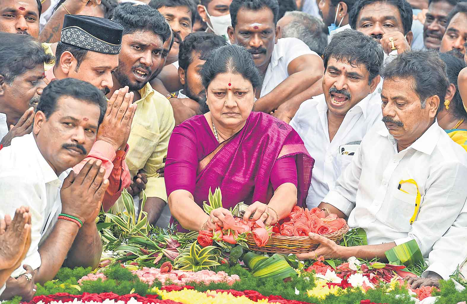 మళ్లీ రాజకీయాల్లోకి శశికళ!