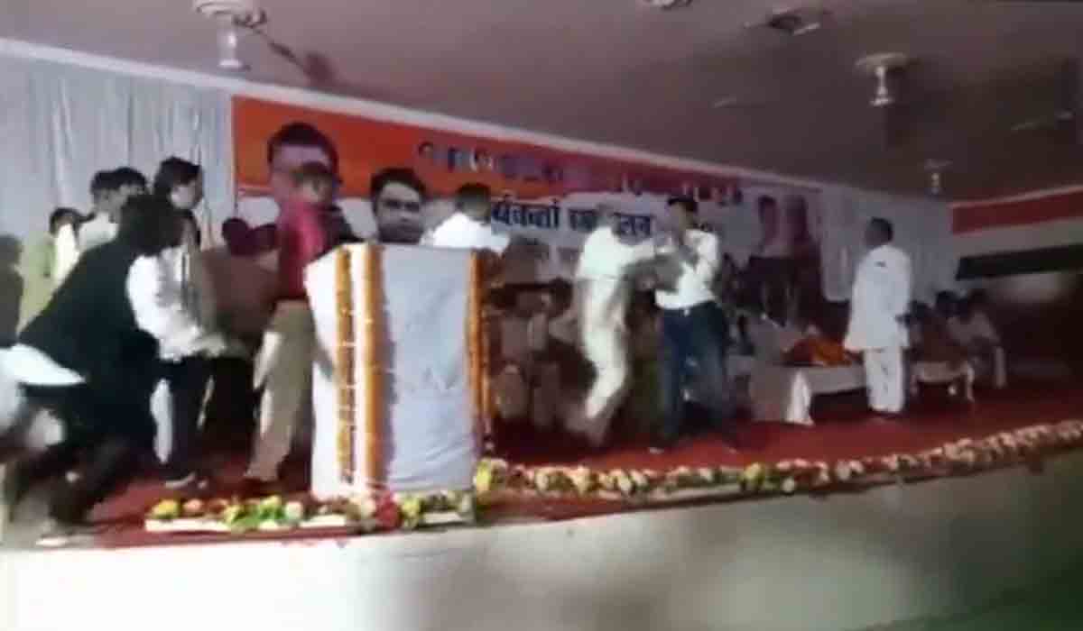 స్టేజీ మీదే కాంగ్రెస్ నేత‌ల బాహాబాహీ.. వీడియో