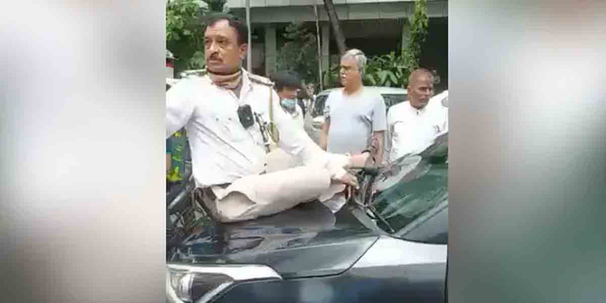 ట్రాఫిక్ కానిస్టేబుల్‌ను కారుతో ఈడ్చుకెళ్లిన వ్య‌క్తి అరెస్ట్‌.. వీడియో