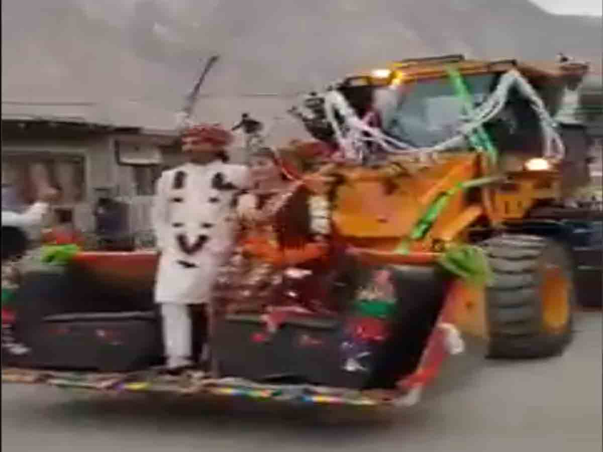 Viral Video: జేసీబీలో పెండ్లి వేదికకు వెళ్లిన కొత్త జంట