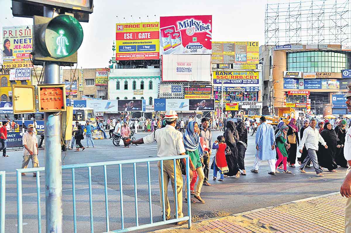ట్రాఫిక్‌ చిక్కులకు చెక్‌ అందుబాటులోకి ఆటోమేటిక్‌ సిగ్నల్స్‌