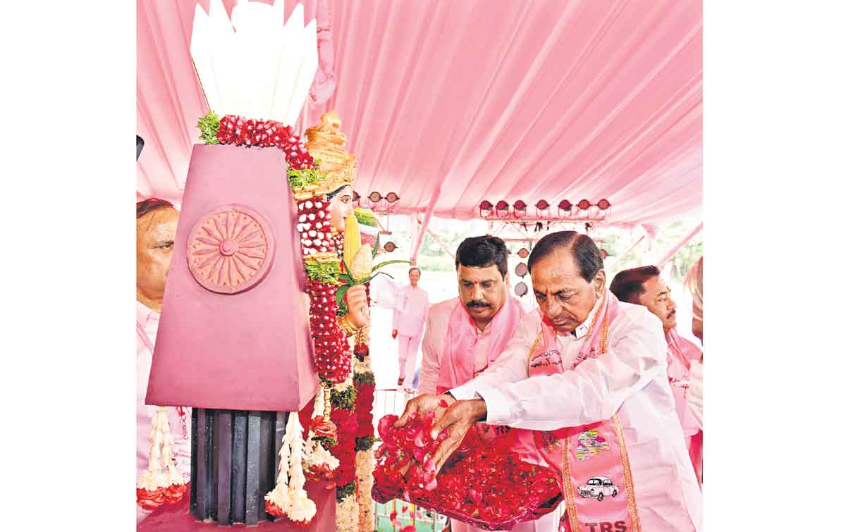 తెలంగాణ అమరులను స్మరించుకొన్న ప్లీనరీ