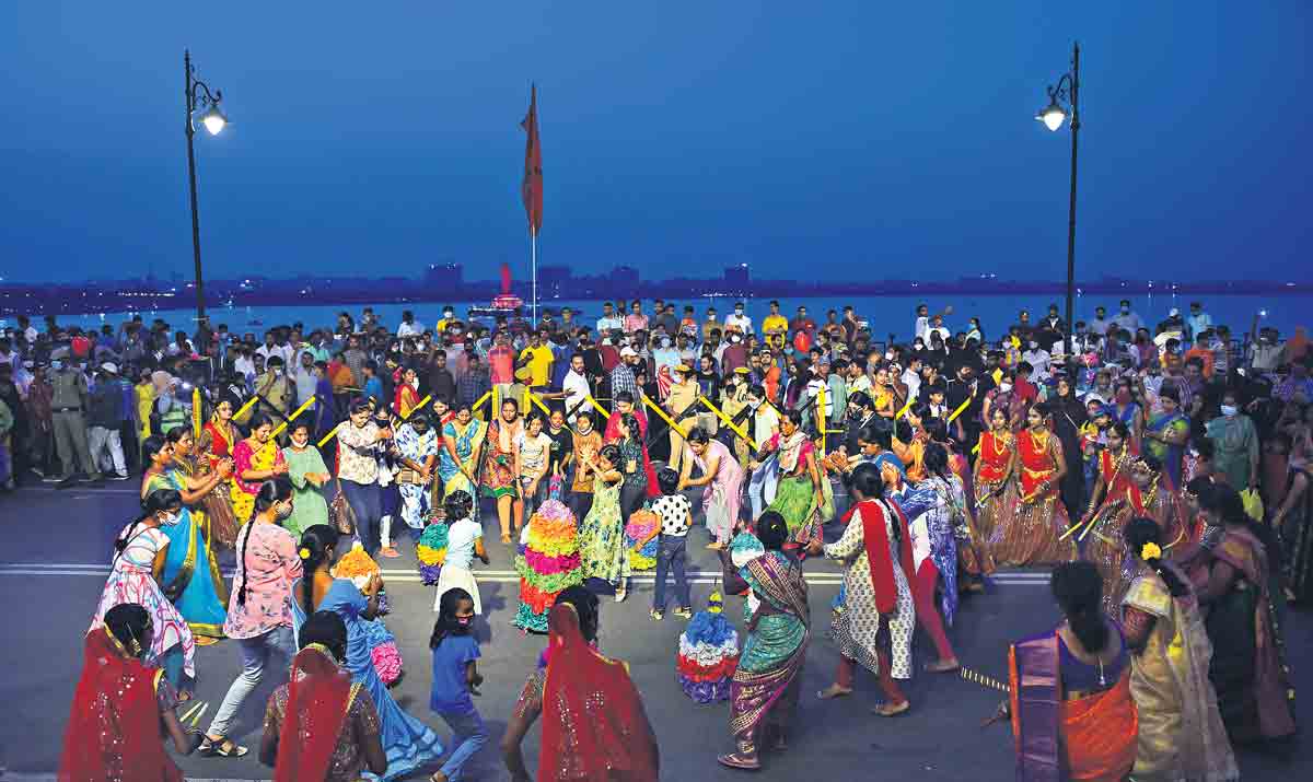 అలల తీరం..బతుకమ్మ రాగం..