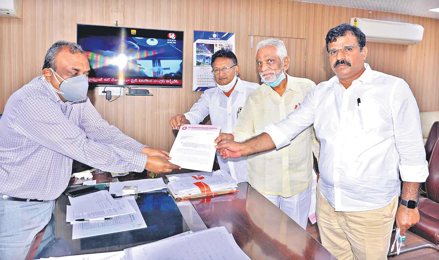 డబ్బుల పంపిణీకి ఈటల ఏర్పాట్లు