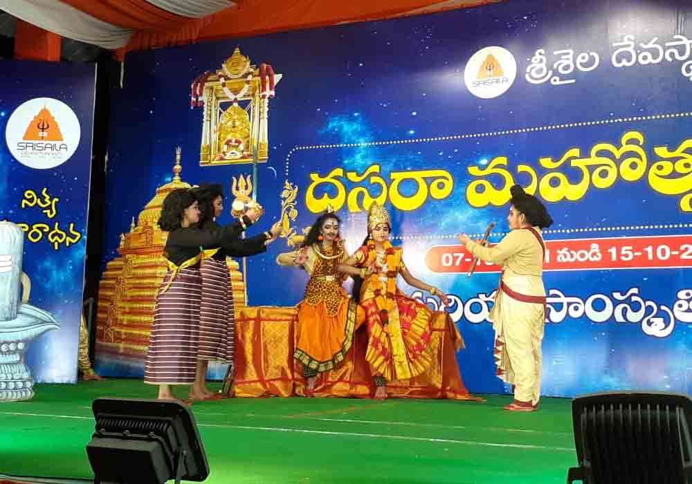 శ్రీశైలంలో అలరించిన నృత్య ప్రదర్శన