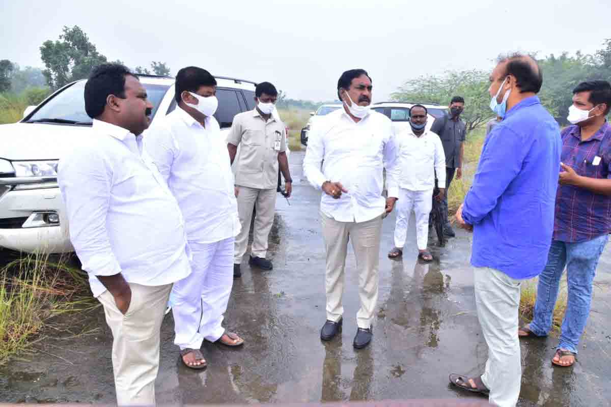 టీఆర్ఎస్ పార్టీ కార్యాలయ నిర్మాణానికి మంత్రి స్థల పరిశీలన