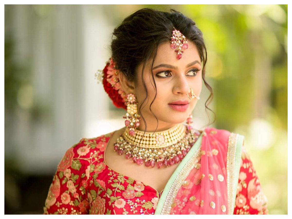 Delna Davis | కేరళా కుట్టి డెల్నా డేవీస్‌ అందాలు..