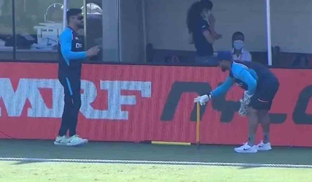 Dhoni Teaching Pant | పంత్‌కు కీపింగ్ పాఠాలు నేర్పుతున్న ధోనీ.. ఫొటోలు వైరల్‌