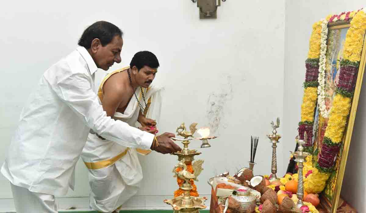 ప్ర‌గ‌తి భ‌వ‌న్‌లో ఘ‌నంగా ద‌స‌రా వేడుక‌లు.. కుటుంబ స‌మేతంగా సీఎం కేసీఆర్‌ ప్ర‌త్యేక పూజ‌లు