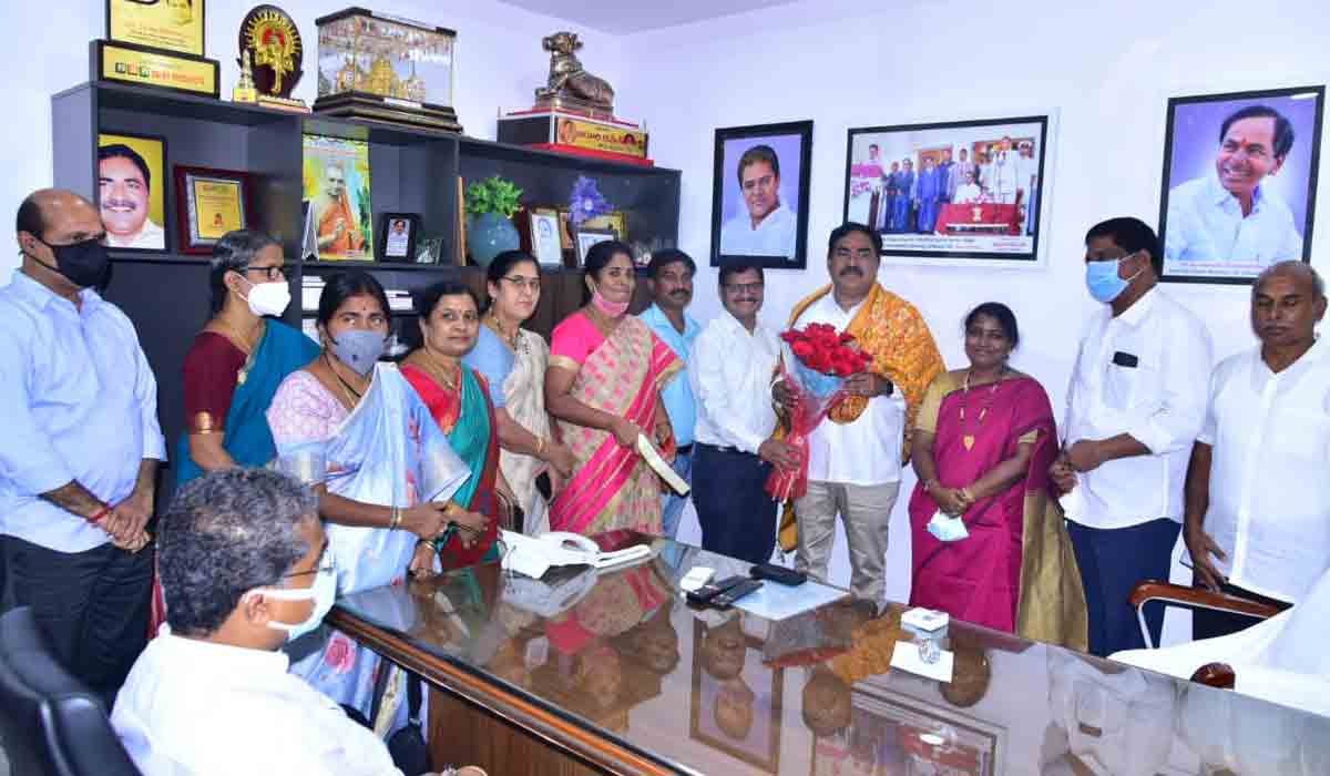 మంత్రి ఎర్ర‌బెల్లి ద‌యాక‌ర్‌రావును కలిసిన సీఈఓలు, డిప్యూటీ సీఈఓలు