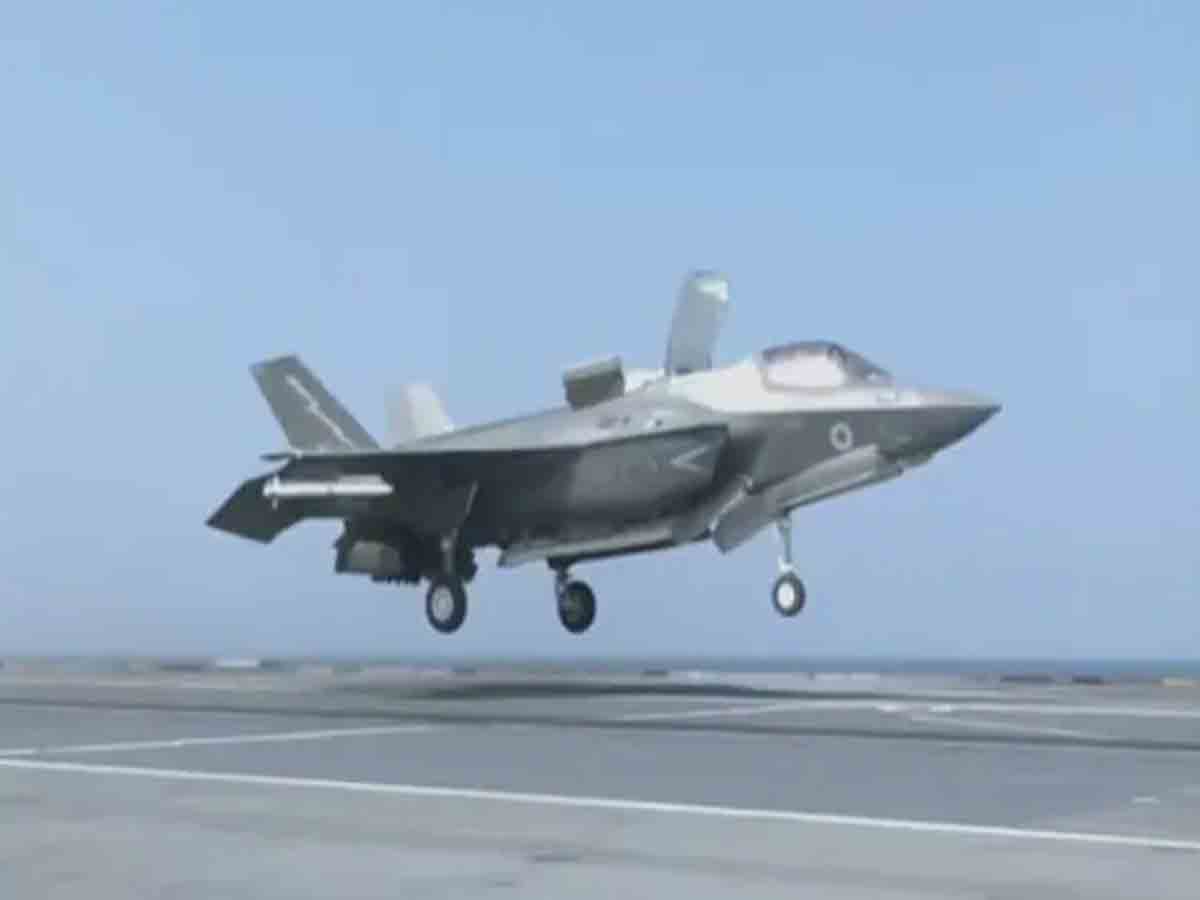 బ్రిటన్‌ యుద్ధ నౌకపై.. ఎఫ్‌-35బి జెట్‌ నిలువుగా ల్యాండ్‌