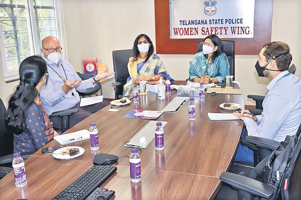 ఉమెన్‌ సేఫ్టీ వింగ్‌ను దర్శించిన యూఎస్‌ సిబ్బంది