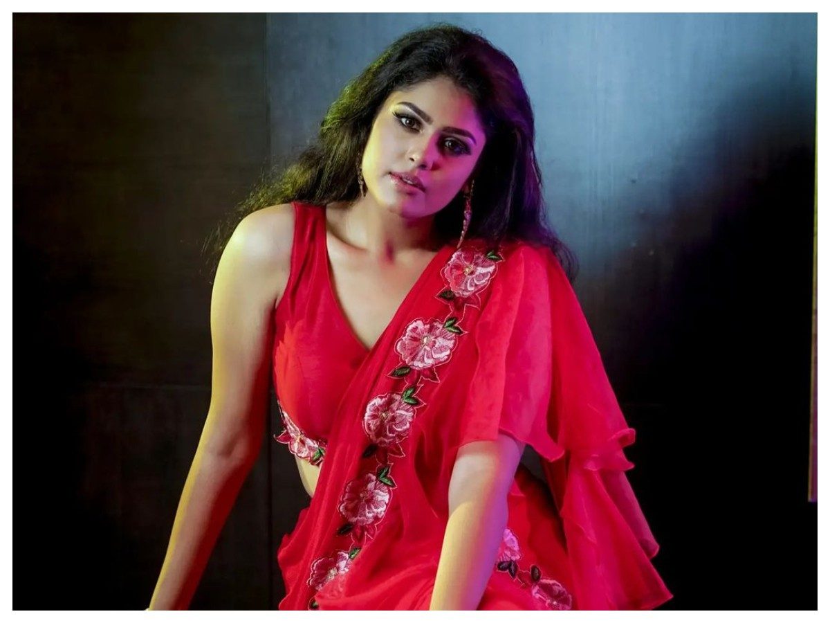 Faria Abdullah | రెడ్ చీరలో మత్తెక్కిస్తున్న ఫరియా అబ్దుల్లా