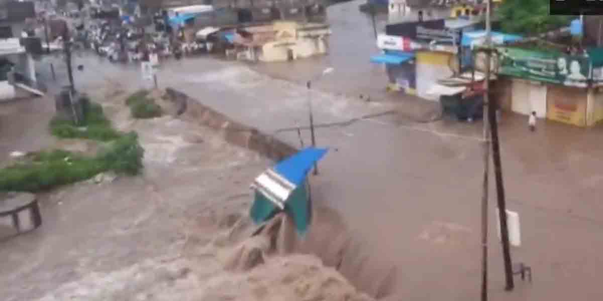 Naregaon rain: కుండ‌పోత వ‌ర్షం.. వ‌ర‌ద గుప్పిట్లో నరెగావ్.. వీడియో