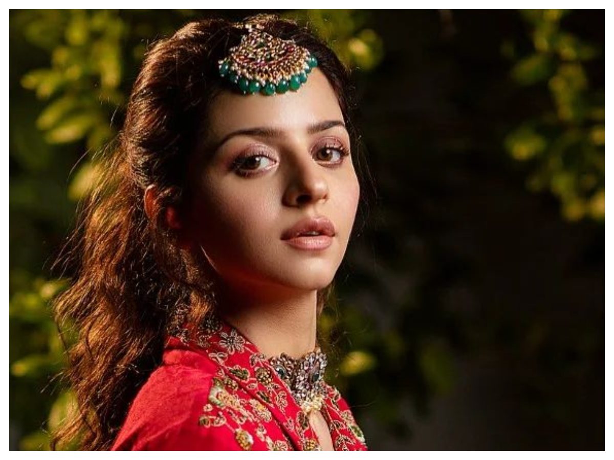 Vedhika | కుందనపు బొమ్మాలా వేదిక..